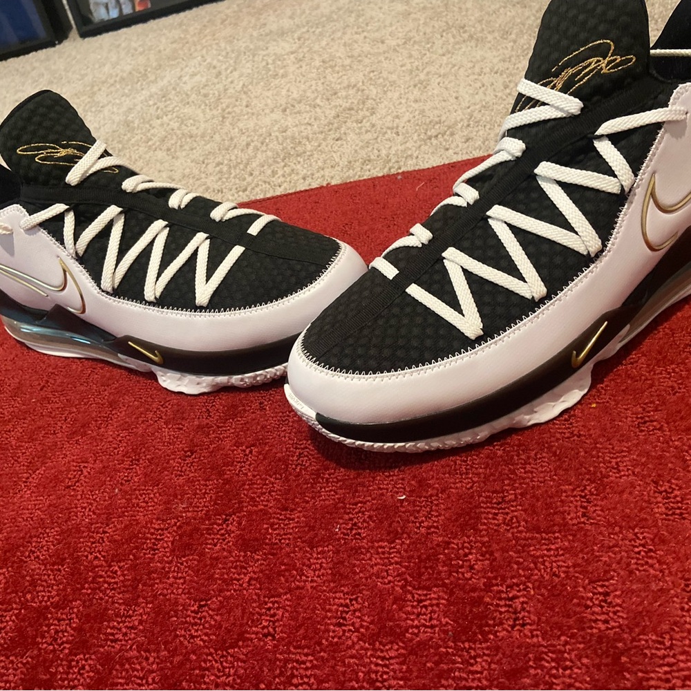 Nike Lebron 17 Low White Metallic Gold size 16